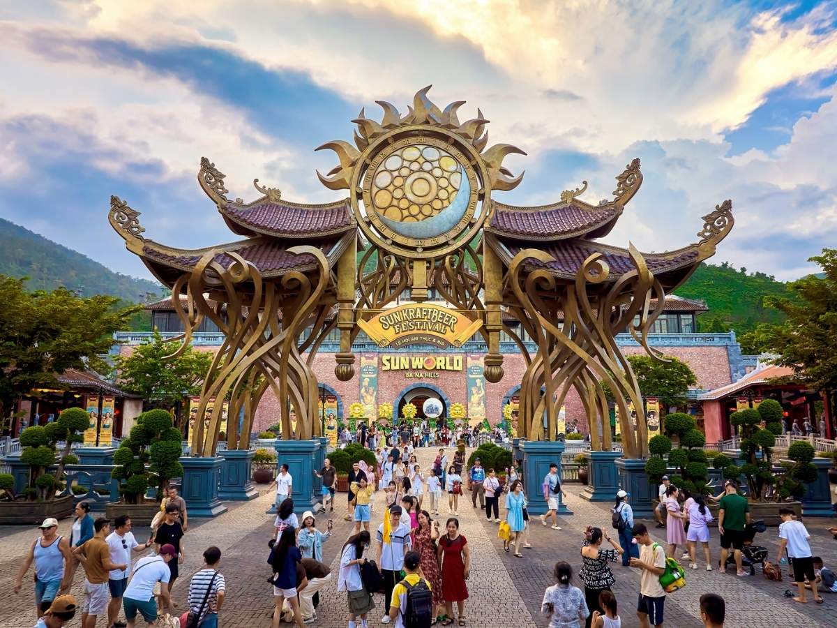 Các gói combo khách sạn và vé Bà Nà Hills Đà Nẵng hiện nay thường bao gồm khách sạn lưu trú và vé tham quan Bà Nà Hills.