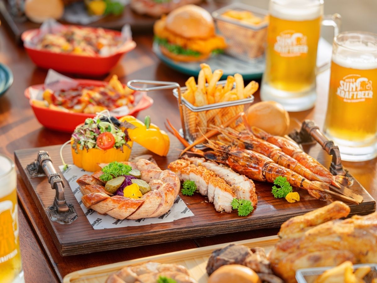 Tại Bà Nà Hills có khá nhiều nhà hàng buffet với thực đơn đa dạng từ món Á đến món Âu, phù hợp cho cả gia đình và nhóm bạn.