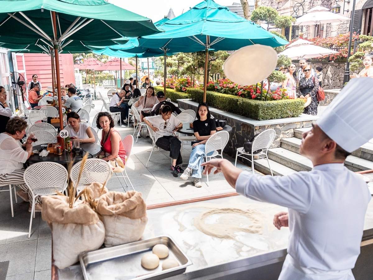 Mỗi mùa hè, Bà Nà Hills luôn nằm trong danh sách điểm đến được du khách miền Nam yêu thích nhờ khí hậu mát mẻ và hệ sinh thái vui chơi đa dạng.