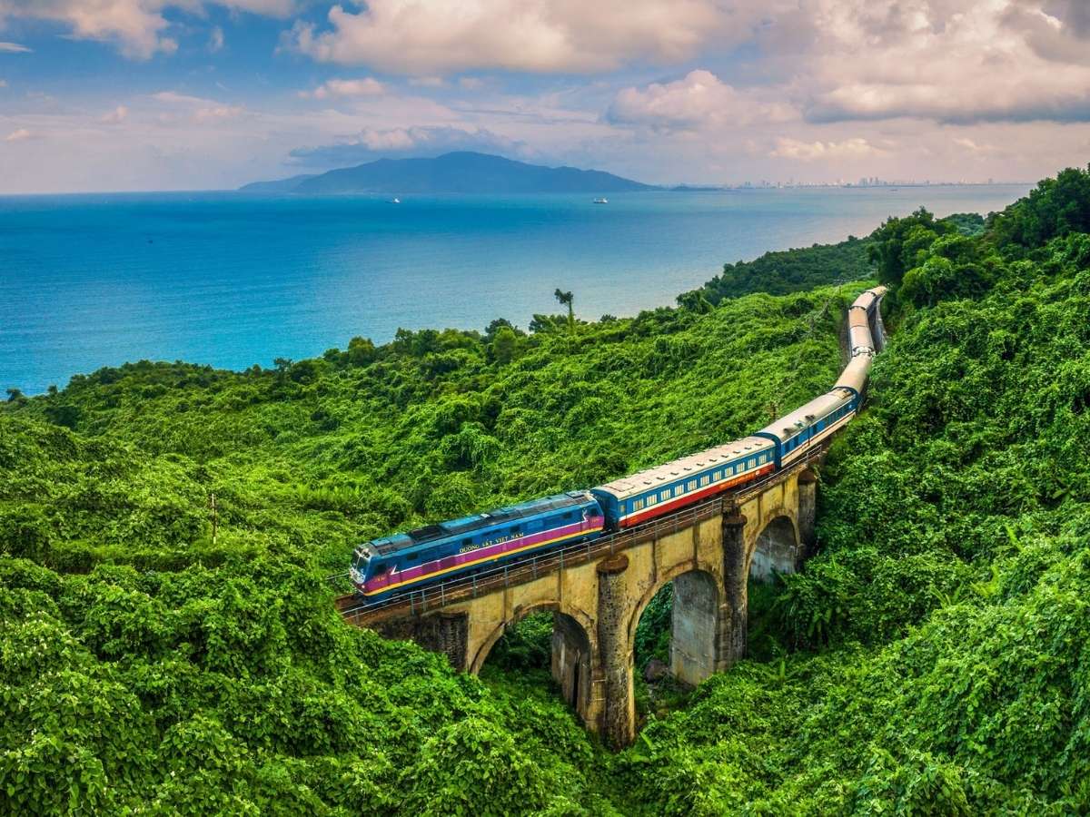 Ngoài máy bay, nhiều du khách cũng lựa chọn tàu hỏa khi lên kế hoạch theo cách đi Bà Nà Hills tự túc hè 2026 từ TP HCM.