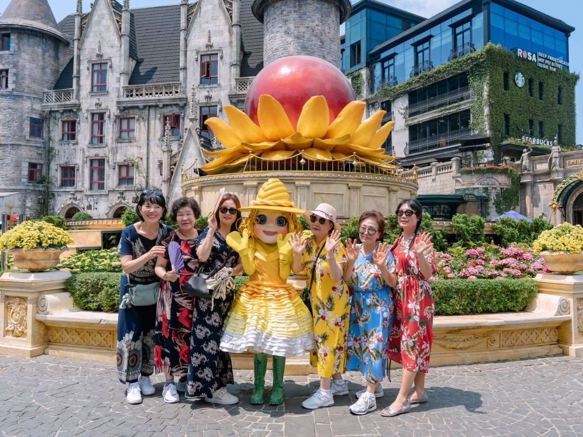 Dù là mùa hè nhưng thời tiết trên đỉnh Bà Nà thường mát hơn trung tâm Đà Nẵng khá nhiều, đặc biệt vào sáng sớm hoặc chiều tối.