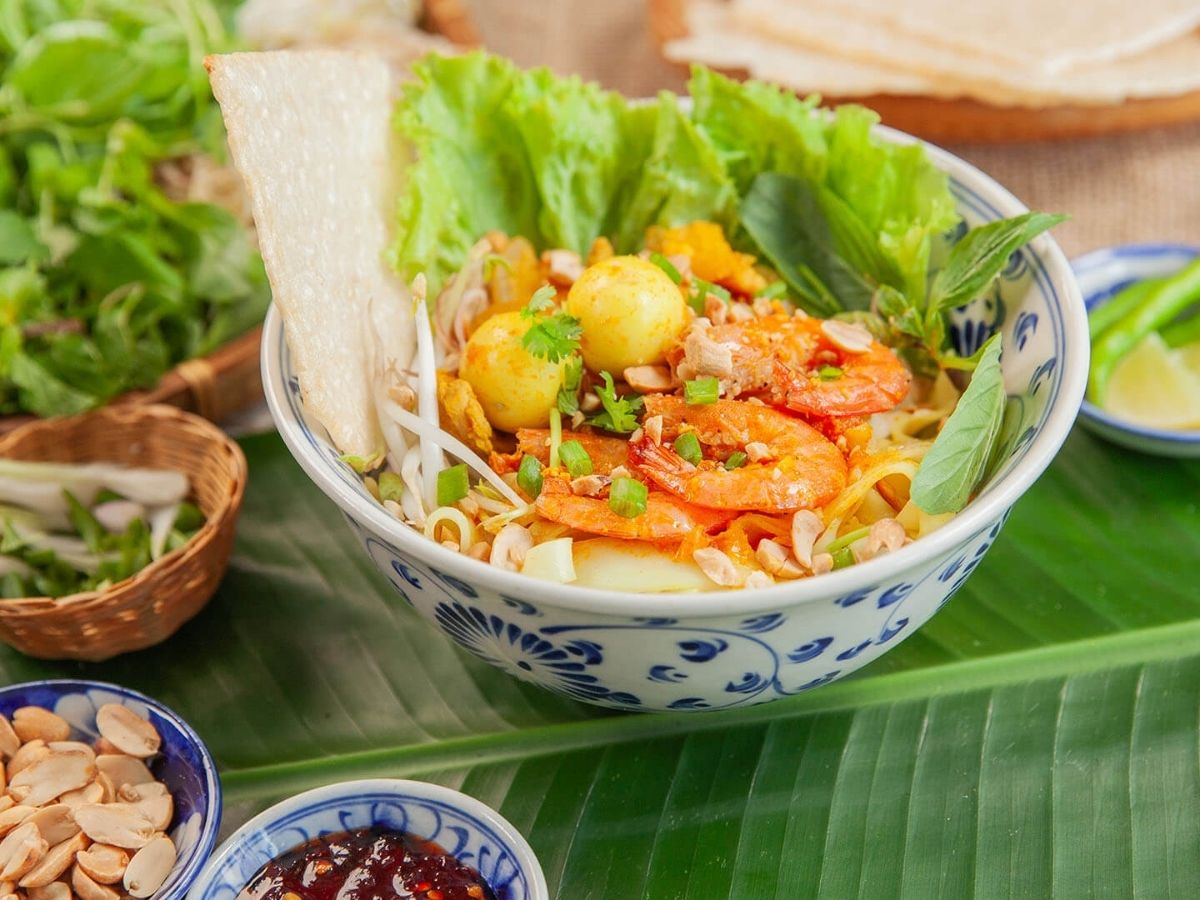 Ngoài hải sản ven biển, du khách cũng nên thử các món đặc sản nổi tiếng như mì Quảng, bánh tráng cuốn thịt heo hoặc bún chả cá khi ghé Đà Nẵng.