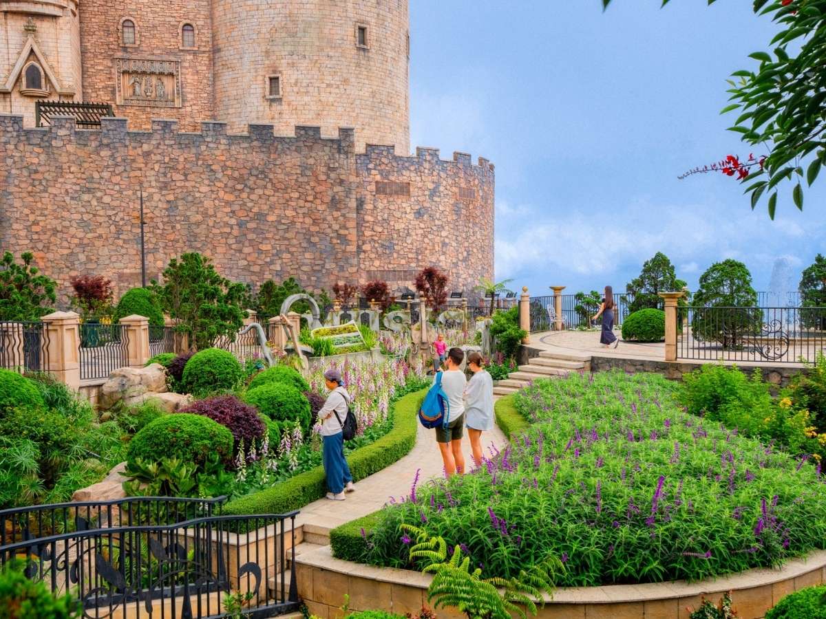 Sau khi đến Đà Nẵng, du khách có thể dễ dàng tiếp tục hành trình lên Bà Nà Hills bằng nhiều phương tiện khác nhau. 