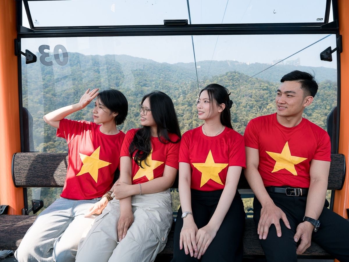 Đi Bà Nà Hills tháng 5 có gì chính là hành trình đi cáp treo ngắm toàn cảnh núi rừng Đà Nẵng từ trên cao.
