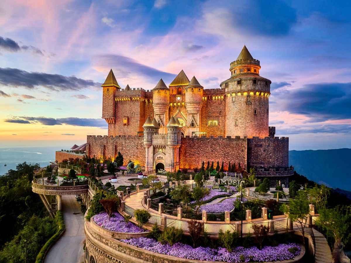 Tại Sun World Ba Na Hills, các rạp chiếu phim tập trung chủ yếu ở hai khu vực giải trí lớn là Lâu đài Mặt Trăng và công viên trong nhà Fantasy Park.