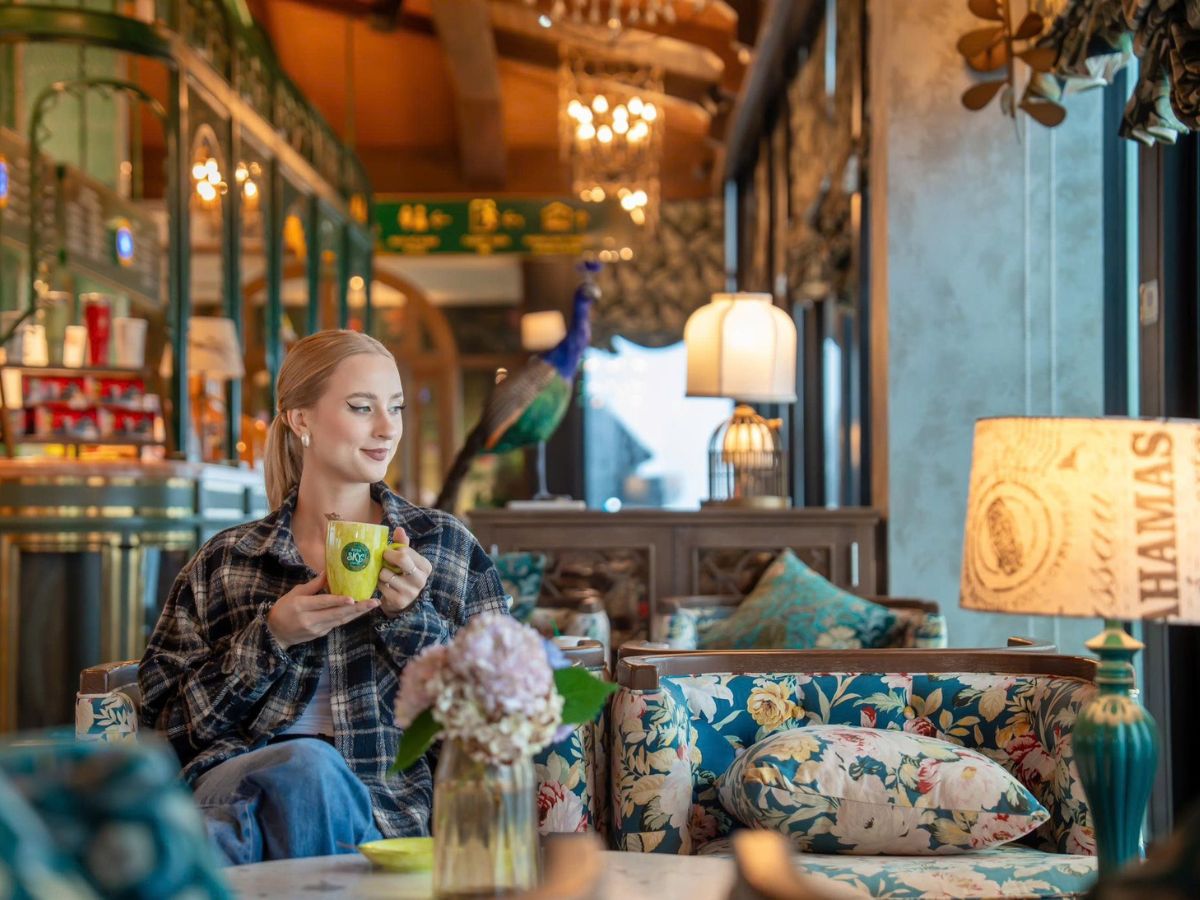 Rosa Sky Coffee là điểm dừng chân lý tưởng cho du khách với phong cách châu Âu cổ điển – vừa sang trọng, vừa ấm cúng.