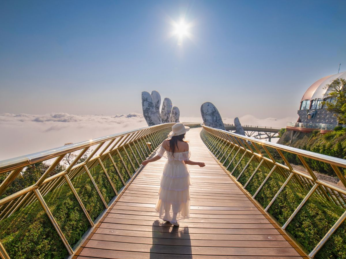 Cầu Vàng là địa điểm check in đẹp ở Bà Nà Hills với view “săn mây” ấn tượng.