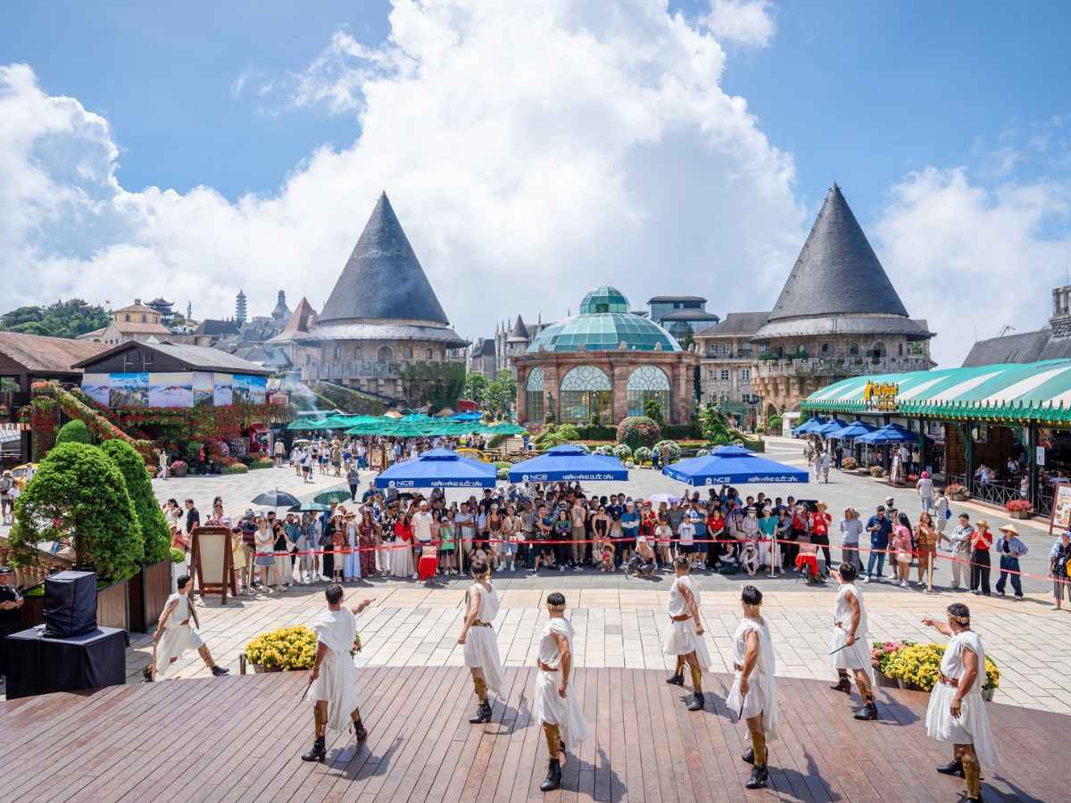 Mùa hè ở Bà Nà Hills hấp dẫn du khách với Lễ hội Mặt Trời nổi bật bởi các show diễn tưng bừng. 
