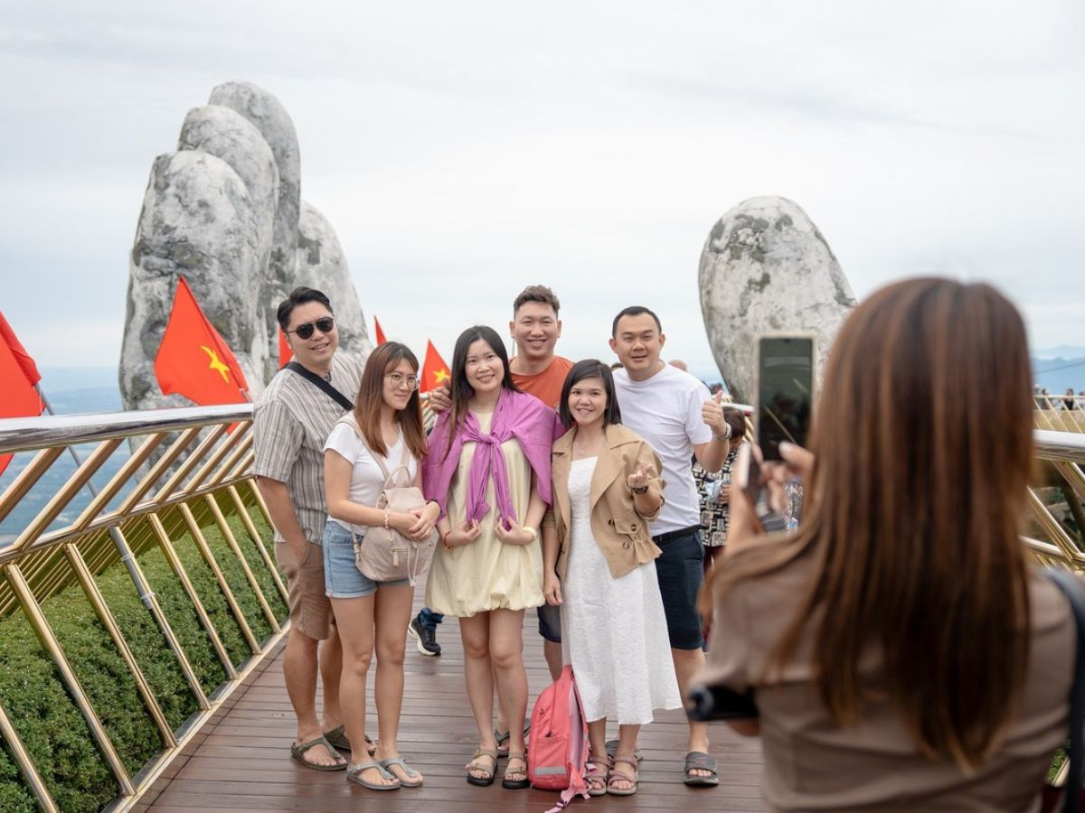 Những ngày thời tiết đẹp tạo điều kiện thuận lợi để du khách check in những địa điểm nổi tiếng ở Bà Nà Hills một cách thoải mái.