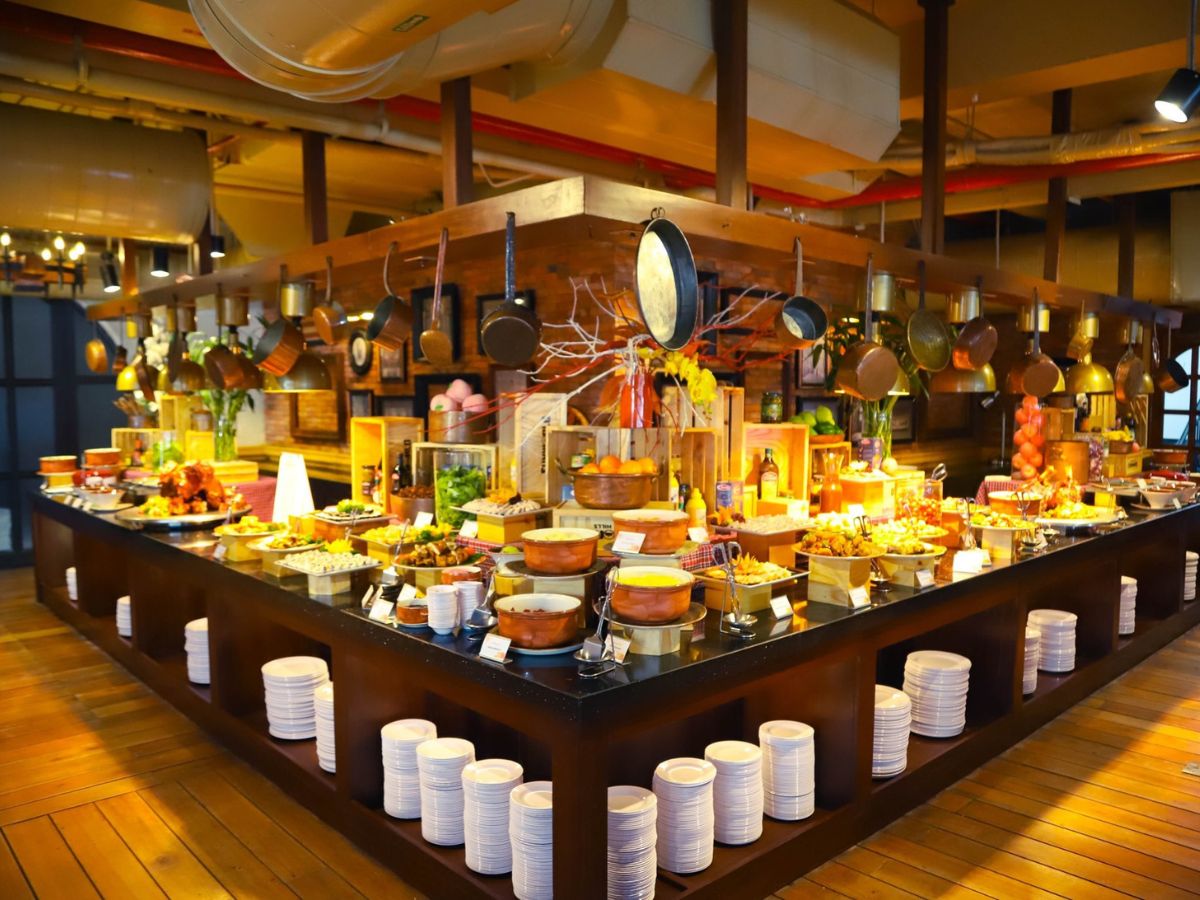 Nhà hàng buffet Beer Plaza phục vụ thực đơn đa dạng với hơn 90 món Á – Âu cho du khách tha hồ lựa chọn.