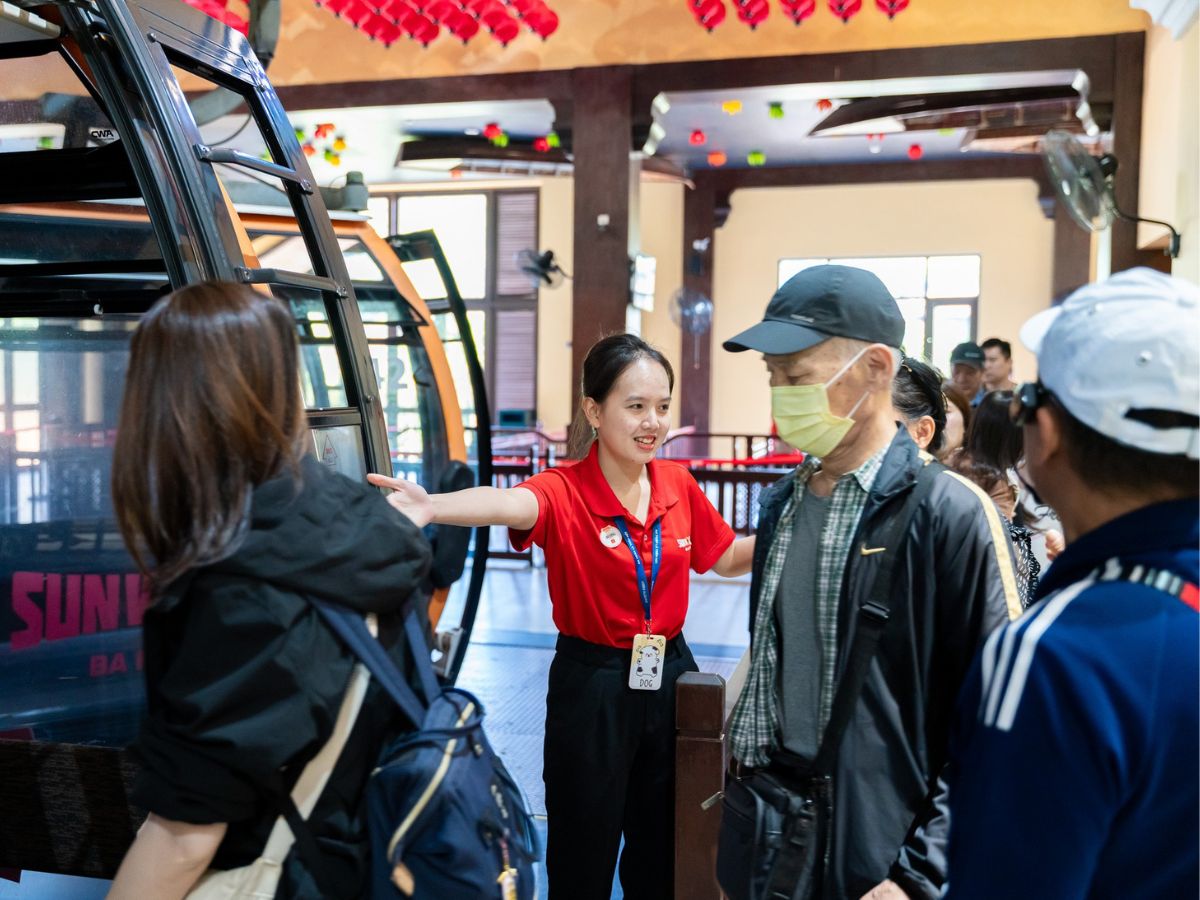 Du khách không nên mang đồ ăn khi đi cáp treo Bà Nà Hills mà thay vào đó là các vật dụng cần thiết khác để giữ an toàn sức khỏe khi vui chơi. 
