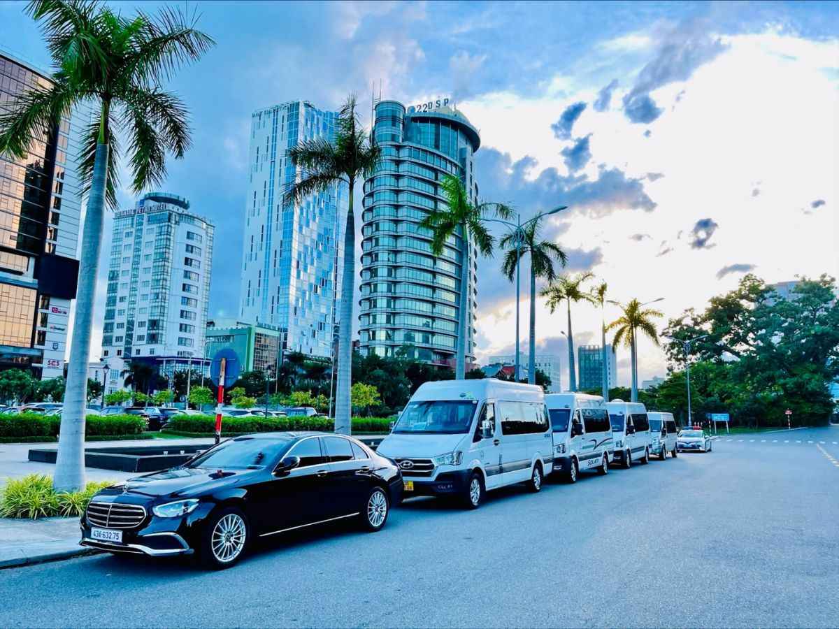 Du khách có thể thuê các xe taxi hay xe công nghệ để di chuyển đến Bà Nà Hills từ trung tâm Đà Nẵng.
