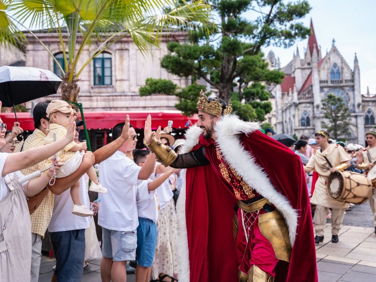Điểm nhấn được nhiều du khách yêu thích là Sun Fest Parade Show tại Quảng trường Vĩnh Cửu.