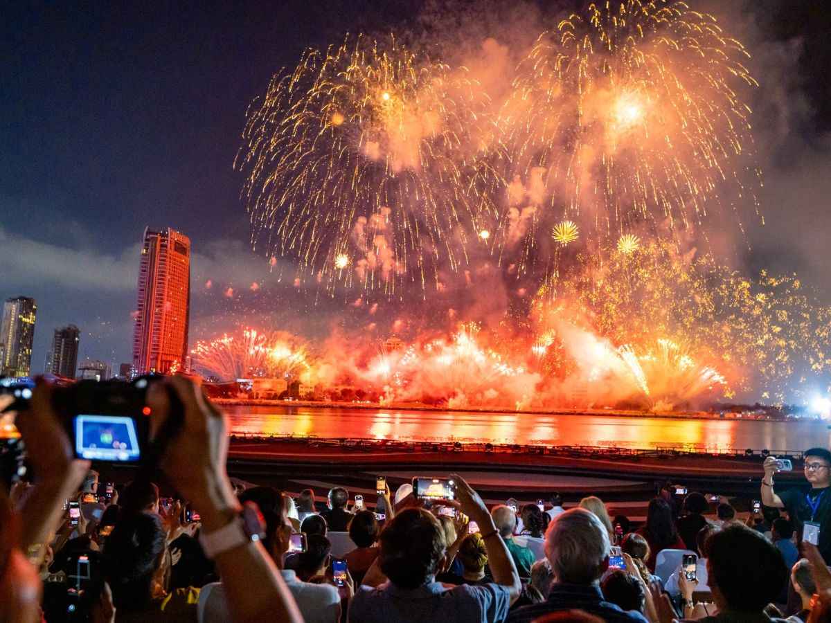 Đặt tour Đà Nẵng mùa Lễ hội Pháo hoa Quốc tế giúp bạn tiết kiệm chi phí và đảm bảo chỗ ngồi xem pháo hoa đẹp mà không phải xếp hàng hay bon chen giữa đám đông.