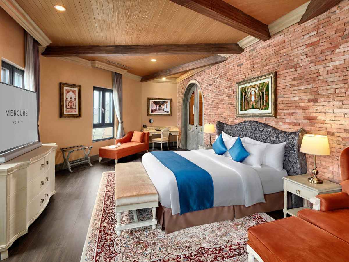 Gia đình muốn trải nghiệm Bà Nà Hills về đêm có thể chọn nghỉ lại ở khách sạn Mercure Danang French Village Bana Hills.