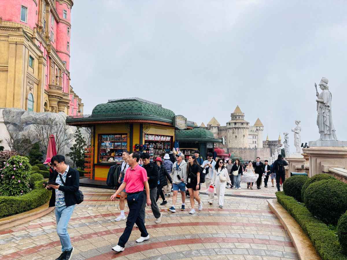 Du khách đi tour ghép đến Bà Nà Hills cũng cần đảm bảo mang theo các vật dụng cần thiết để đảm bảo sức khỏe trong quá trình du lịch.