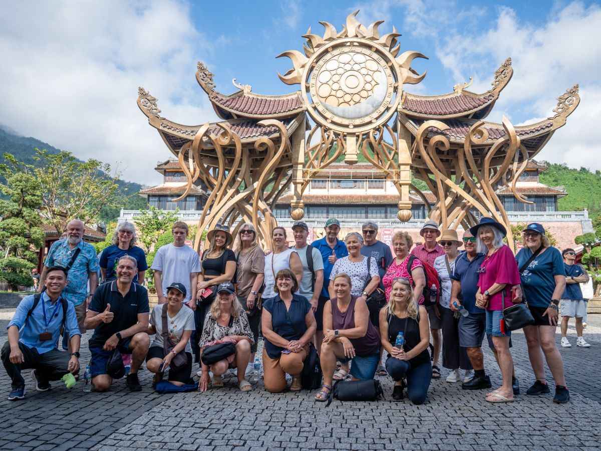 Chọn tour ghép Bà Nà Hills giúp du khách tiết kiệm chi phí, không phải xếp hàng mua vé và lo trọn gói di chuyển lẫn ăn uống. 