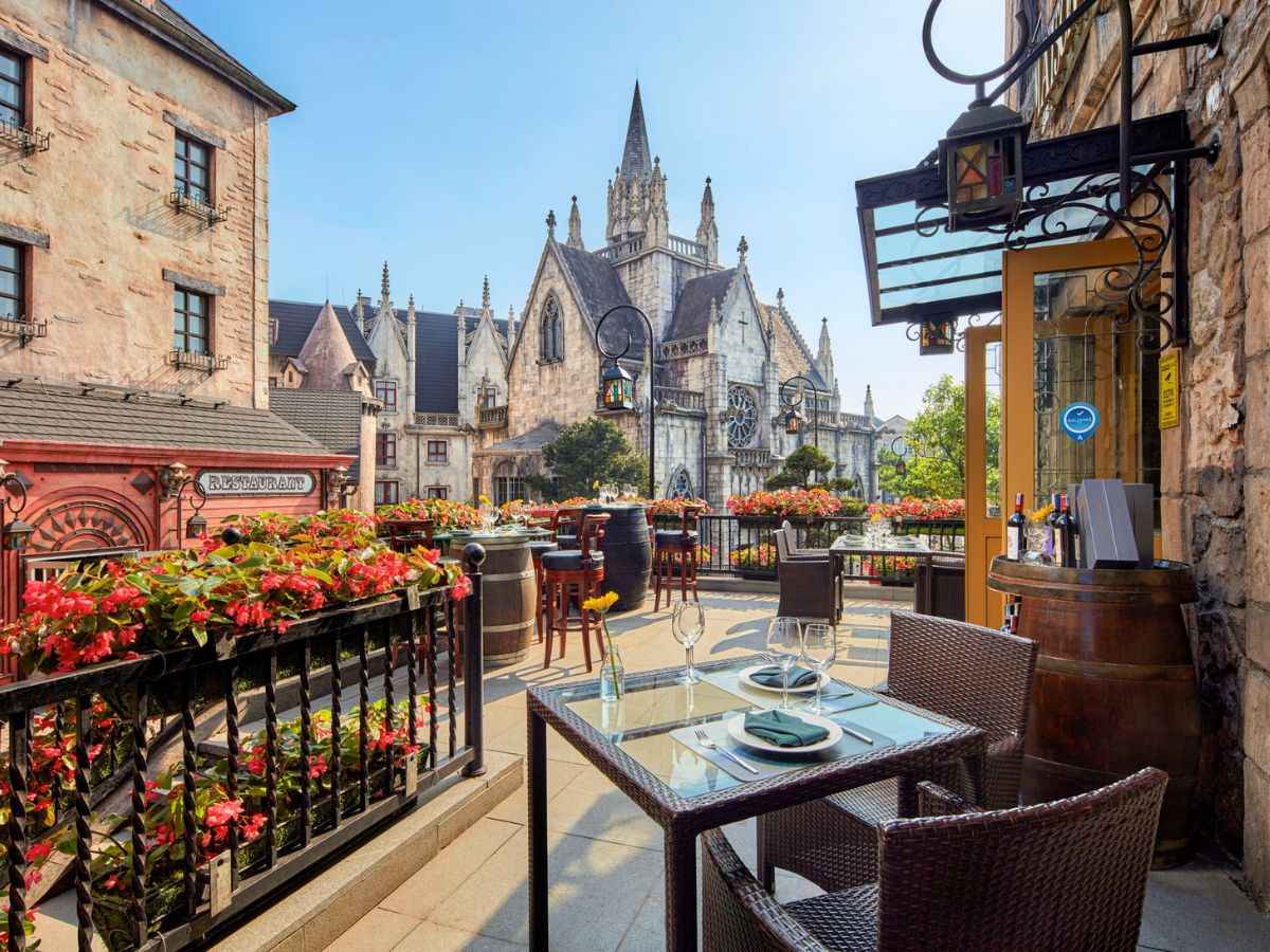Combo nghỉ dưỡng kết hợp vui chơi trong khu Sun World Ba Na Hills mang đến cho du khách nhiều trải nghiệm thú vị. 