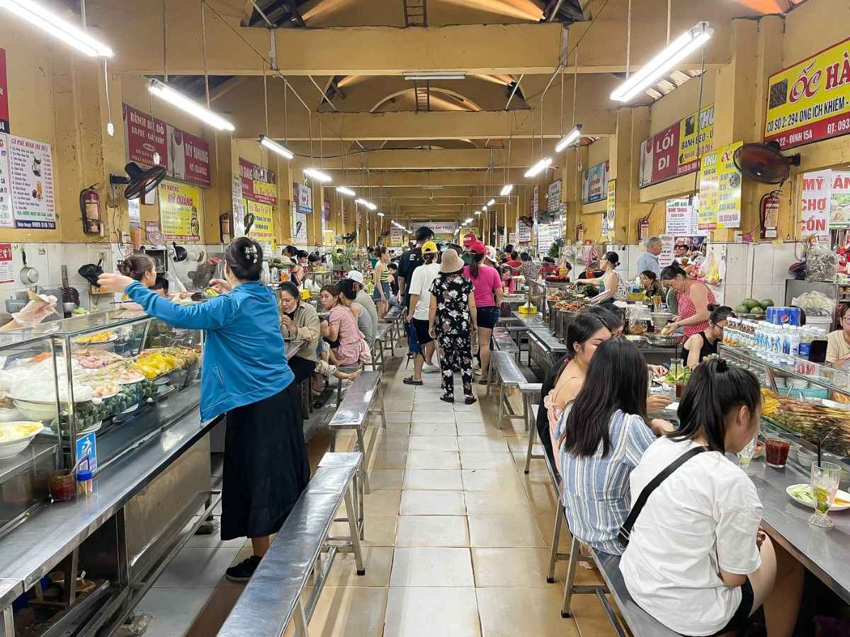 Thưởng thức ẩm thực là một trong những trải nghiệm đáng trải nghiệm trong lịch trình du lịch Đà Nẵng Hội An Huế 3 ngày 2 đêm.