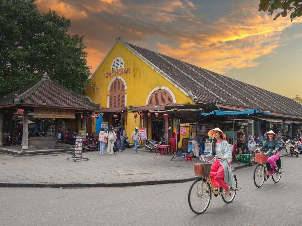 Hội An là địa điểm du lịch nổi tiếng hấp dẫn du khách gần xa mỗi năm nên rất thích hợp để kết hợp trong lịch trình 3 ngày 2 đêm.