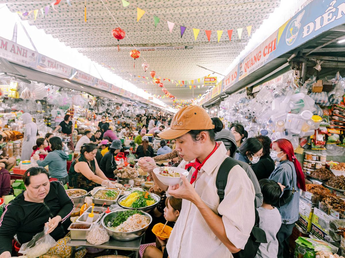 Ẩm thực ở Đà Nẵng với đa dạng món ăn hấp dẫn du khách trong thời tiết tháng 12.
