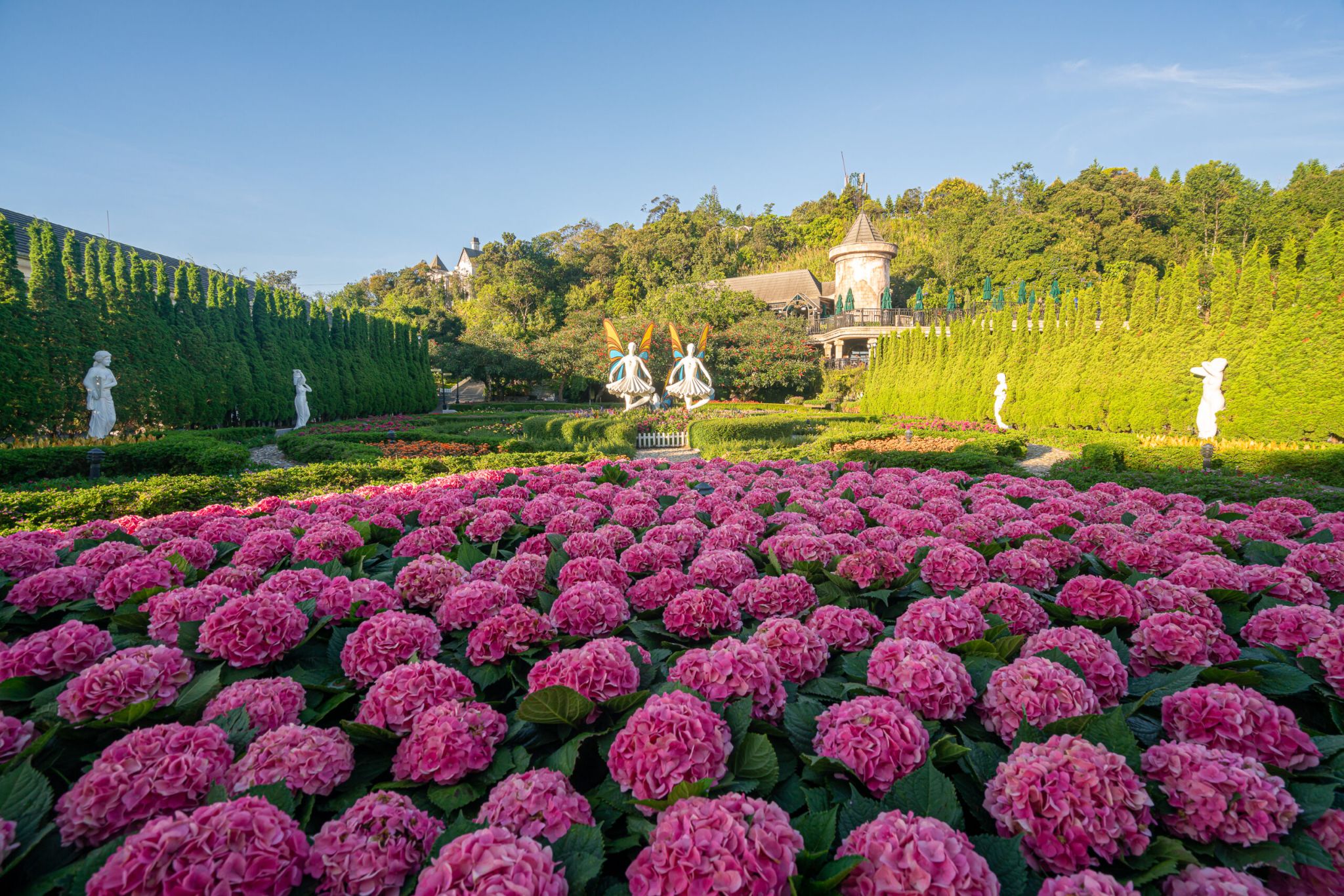 Tiếp nối hành trình tìm kiếm xem nên chơi gì ở Bà Nà Hills để thư thái tâm hồn là việc dạo bước tại vườn hoa Le Jardin D’Amour