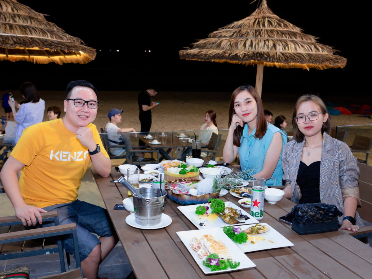 Du khách trải nghiệm quán nhậu ven biển Đà Nẵng.