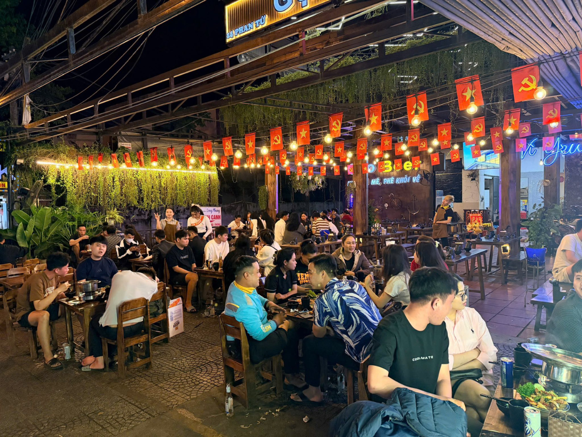 Không gian ngoài trời thoáng mát tại quán Gạo Beer.