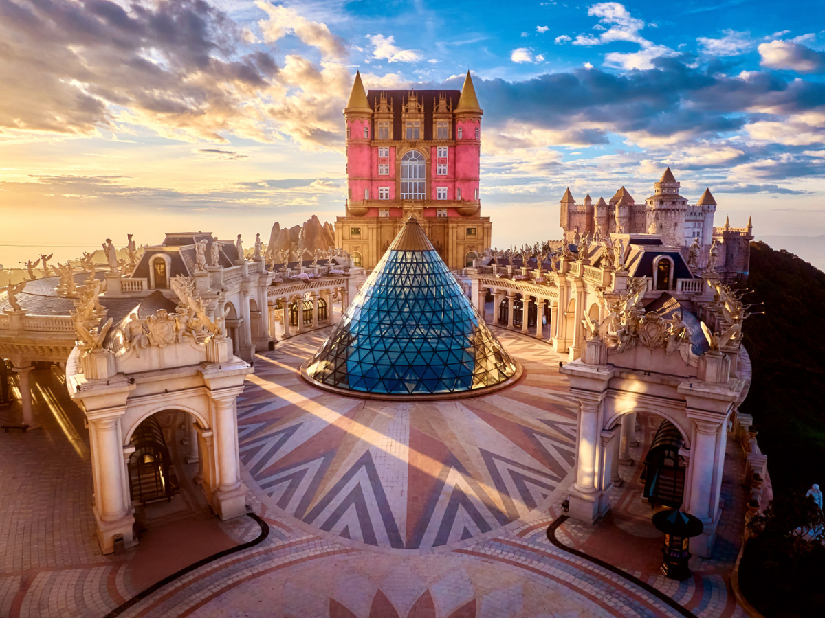 Ngắm nhìn quảng trường Nhật Thực tại Sun World Ba Na Hills.