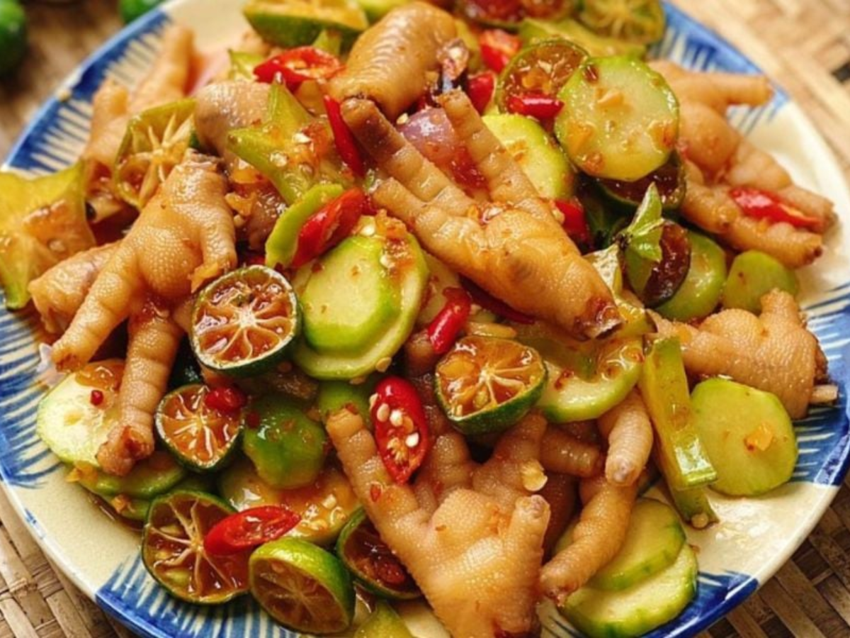 Món chân gà sả tắc thơm ngon tại quán.