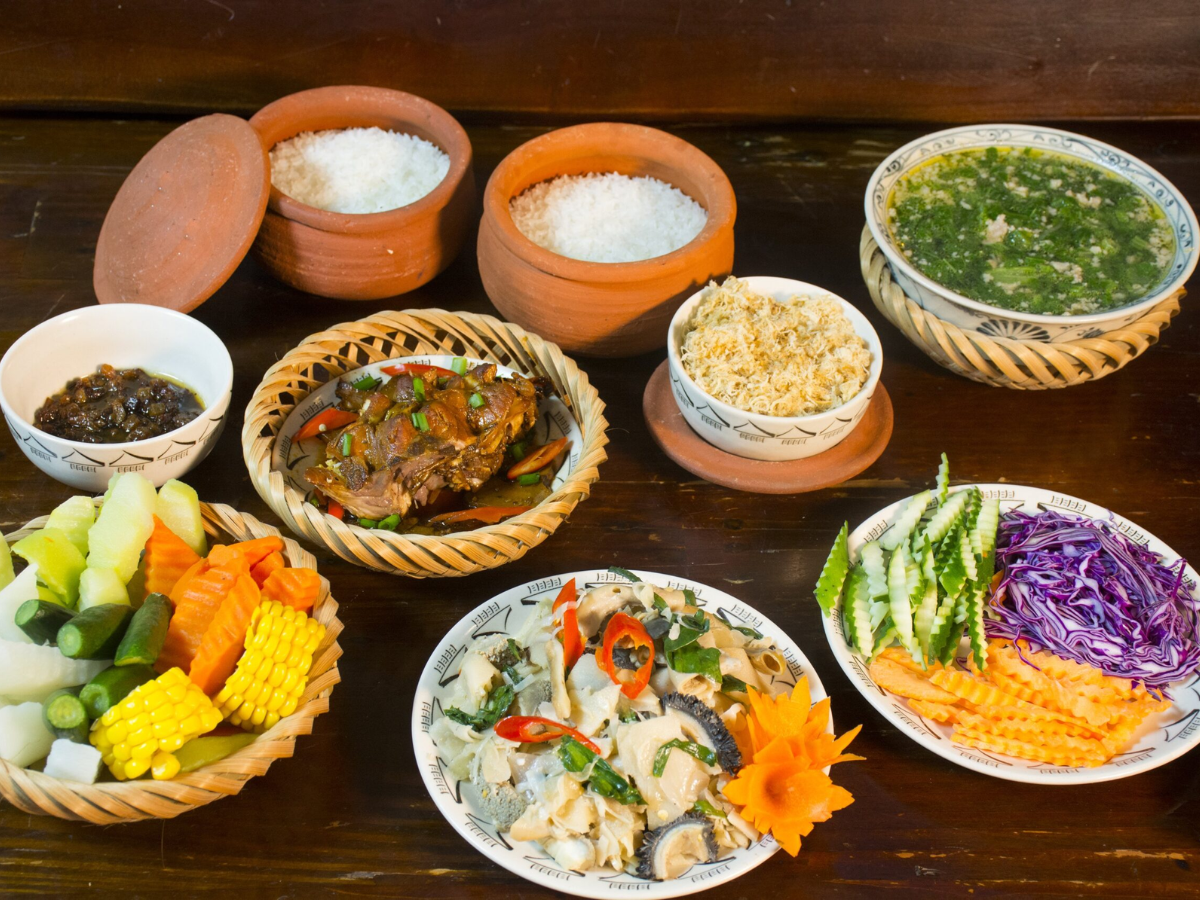 Bữa cơm niêu gia đình tạo cảm giác ấm cúng.