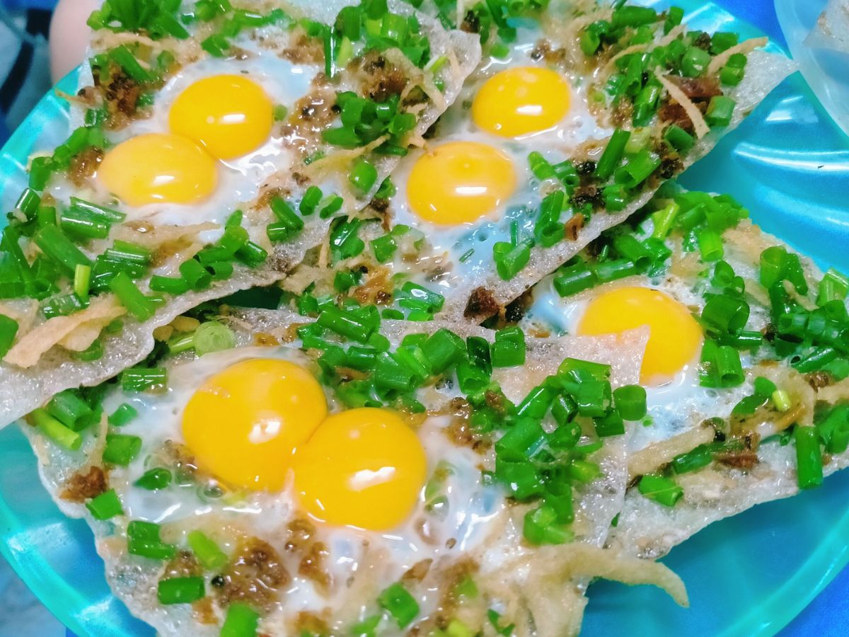 Bánh tráng kẹp Đà Nẵng là món ăn vặt bình dân hấp dẫn thực khách.