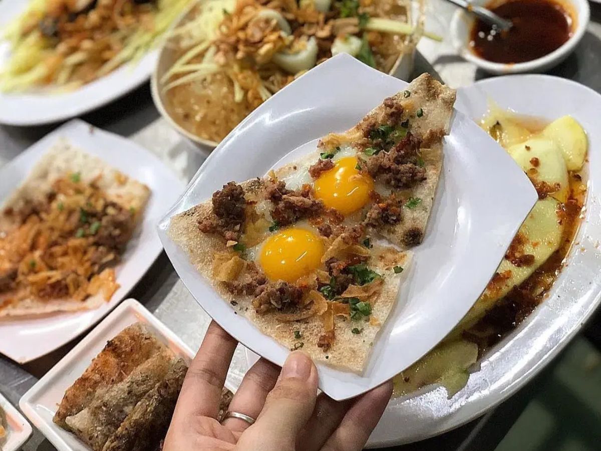 Từng phần bánh kẹp phủ đầy topping ở quán Bánh tráng kẹp Gì Hoa hấp dẫn thực khách.