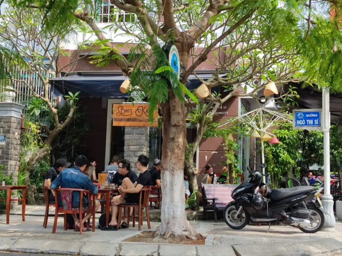 Không gian quán ngoài trời thoáng mát.
