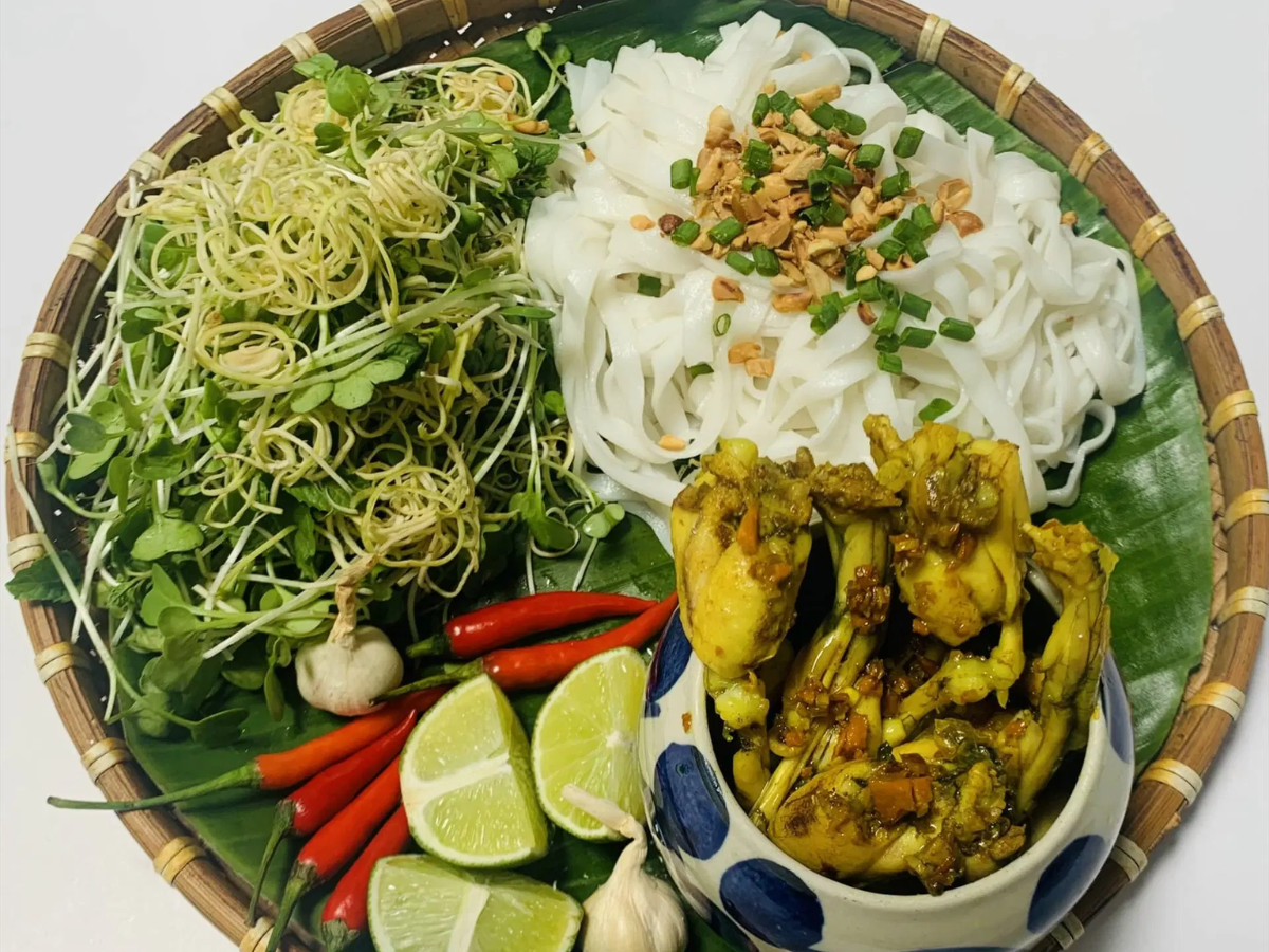Mì quảng ếch đặt trong nồi đất đặc trưng.