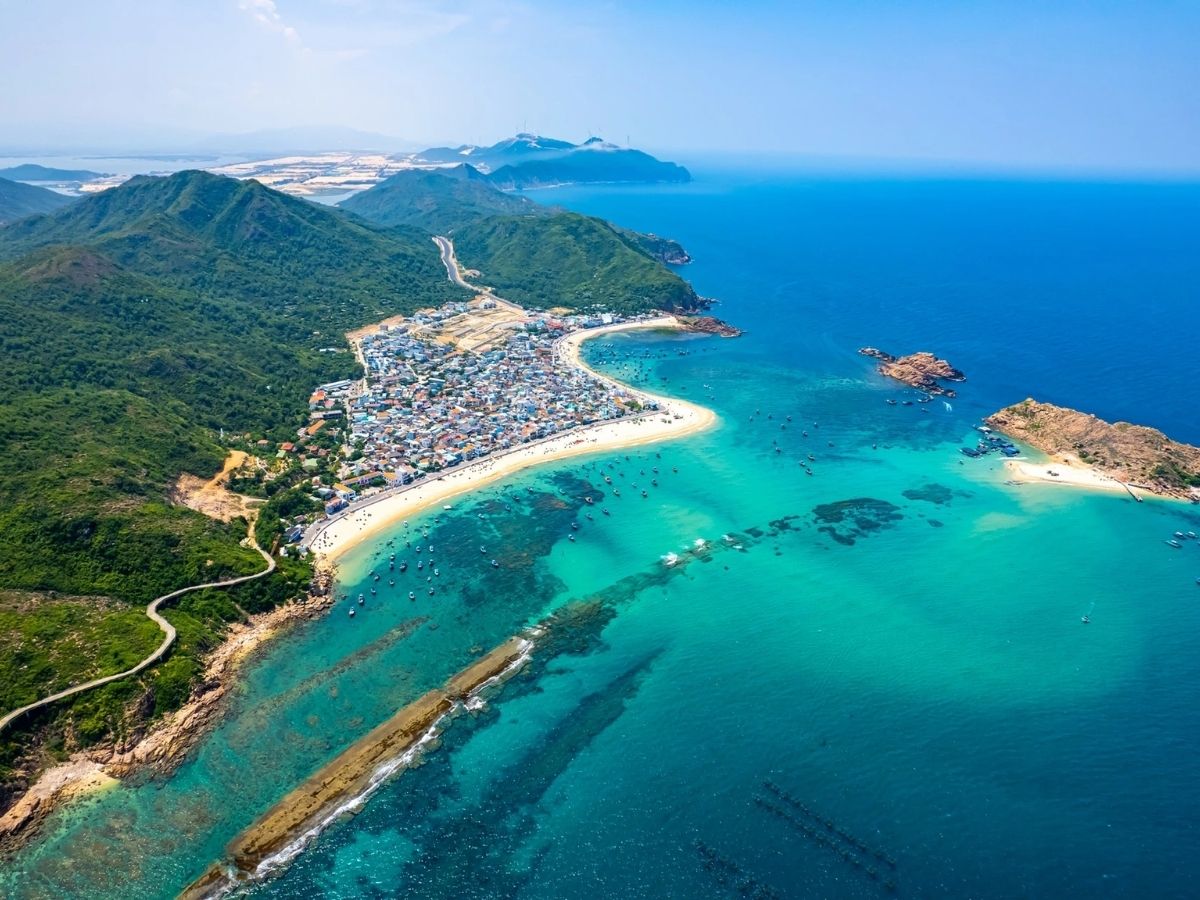 Đến Quy Nhơn vào buổi chiều tối, nhận phòng khách sạn và dành chút thời gian đi dạo phố cảm nhận không khí dịu dàng của thành phố biển.