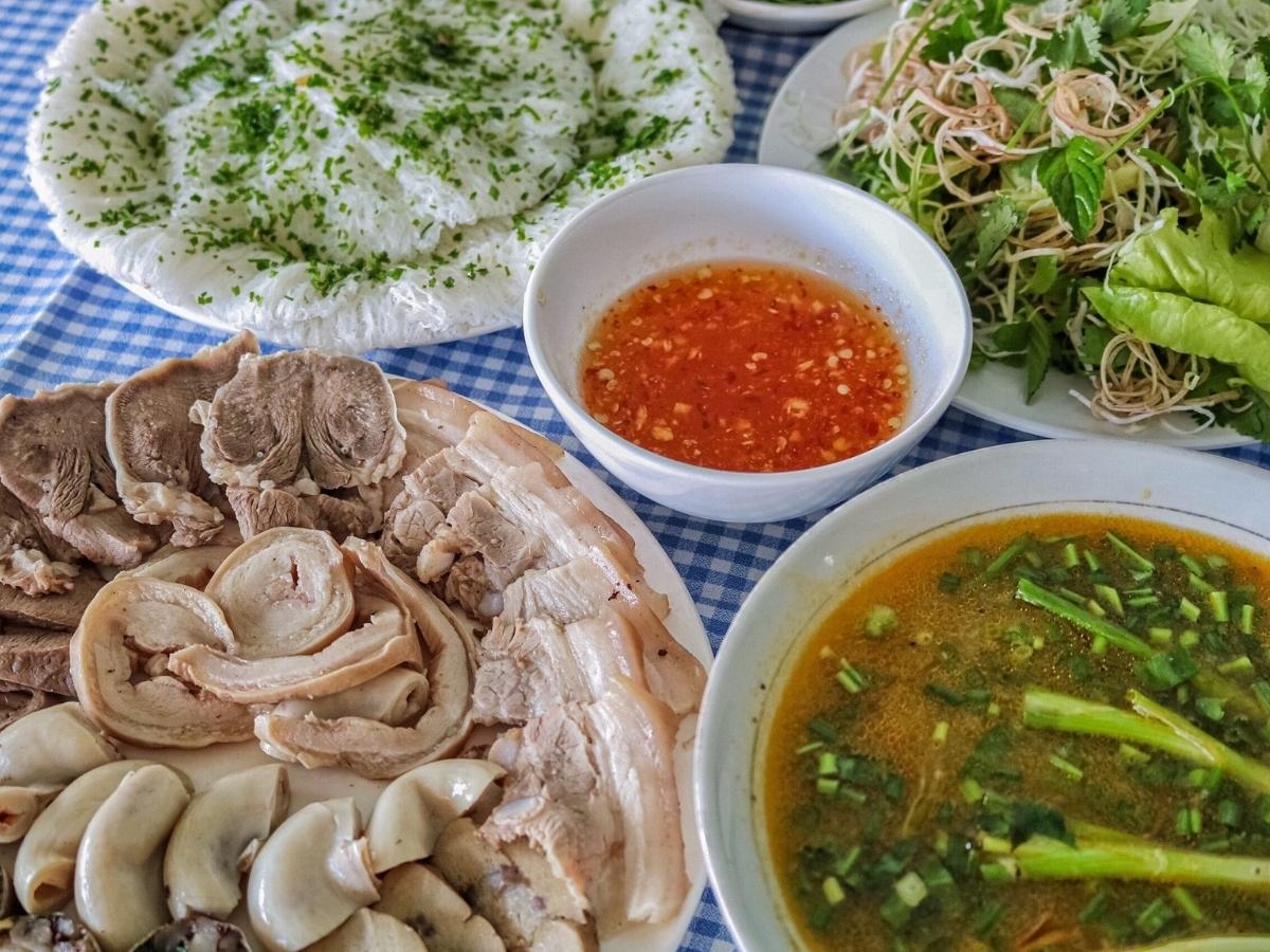 Bánh hỏi lòng heo là đặc sản chỉ có tại Quy Nhơn cũng được nhiều du khách yêu thích.