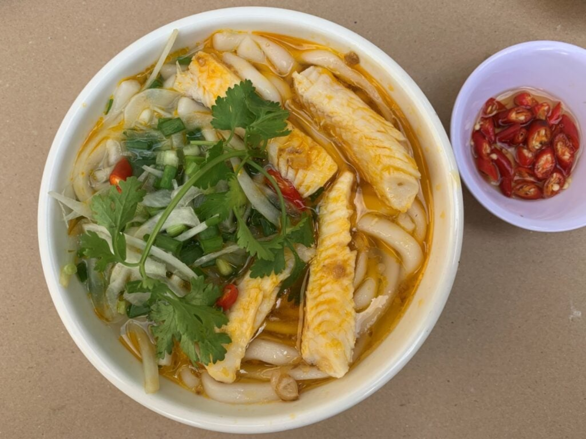 Bánh canh cá lóc với những miếng cá săn chắc thơm ngon