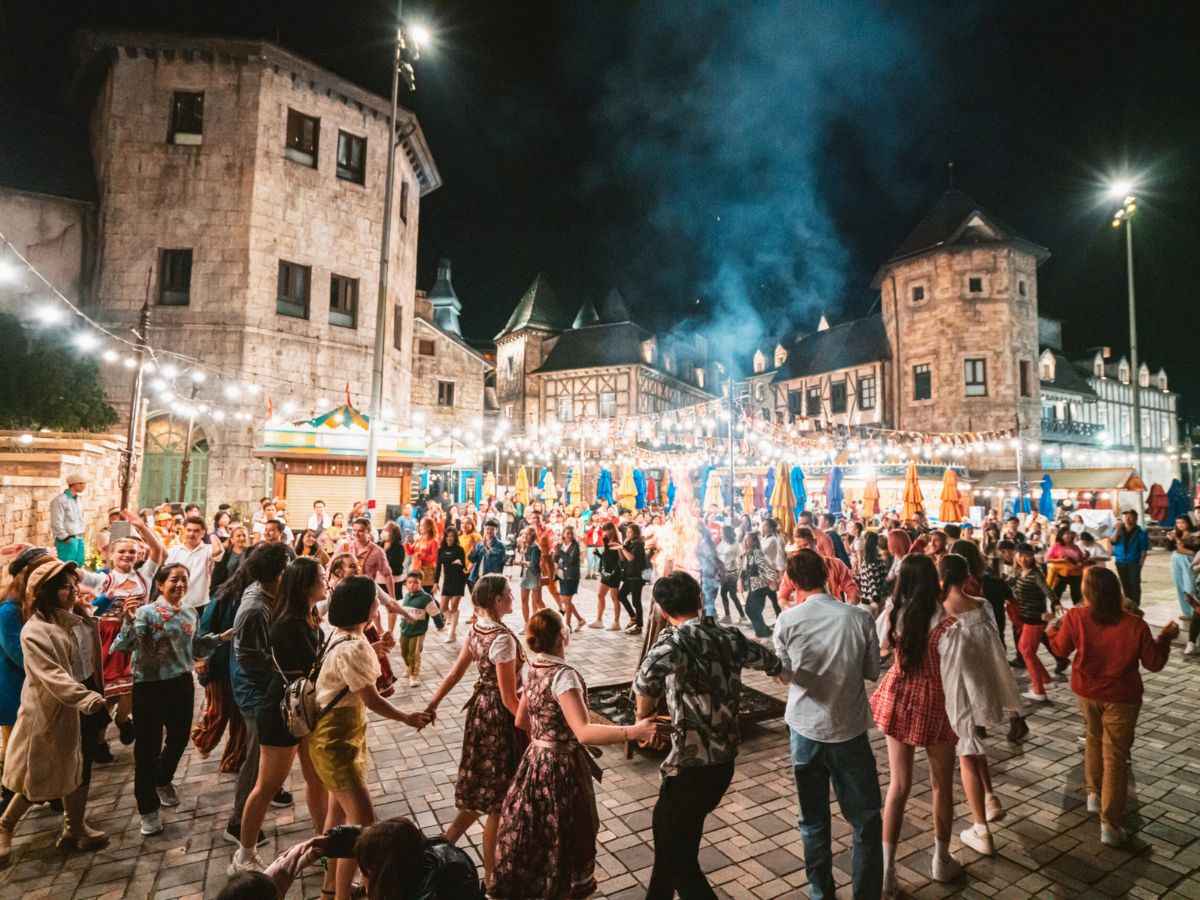 Du khách được trải nghiệm không khí về đêm khi lựa chọn gói combo Ba Na By Night.