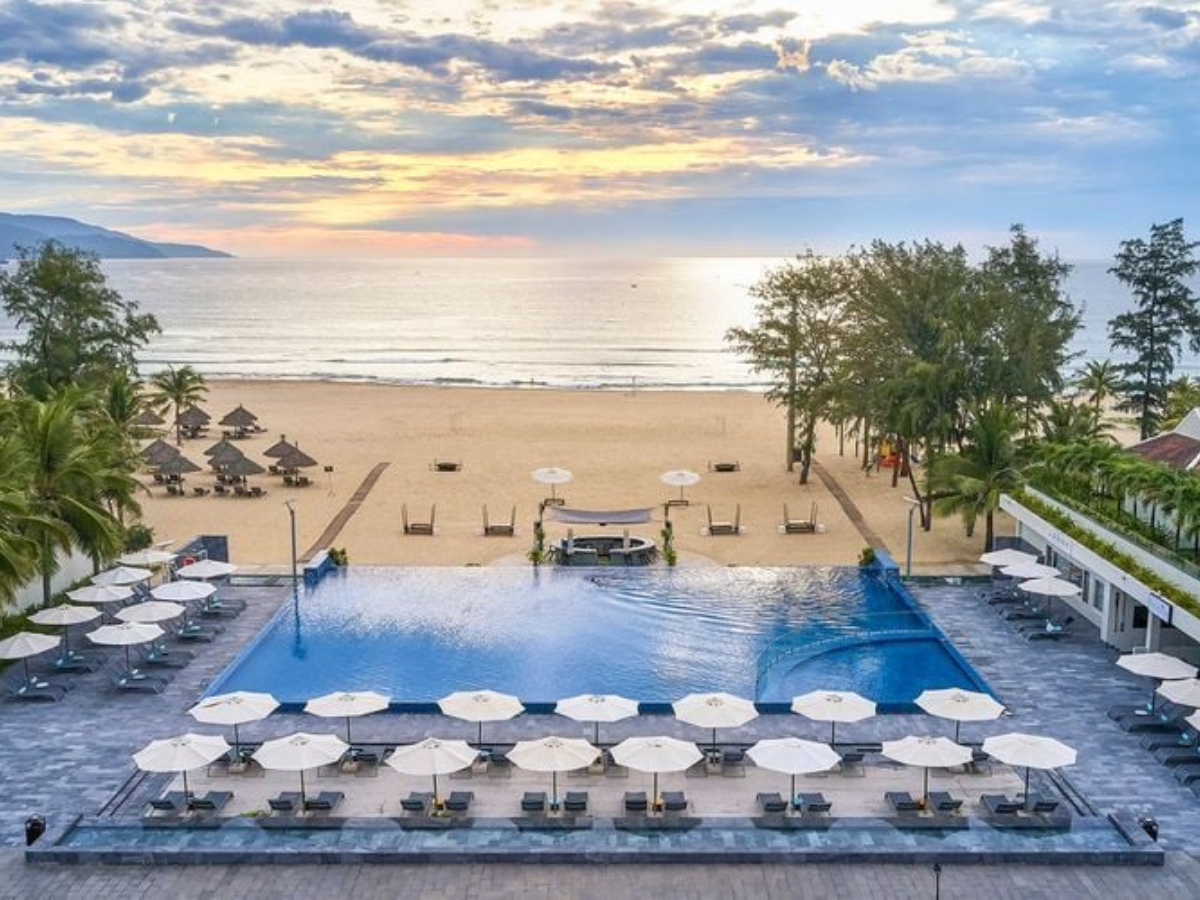 Hồ bơi sát biển nổi bật tại Pullman Danang Beach Resort