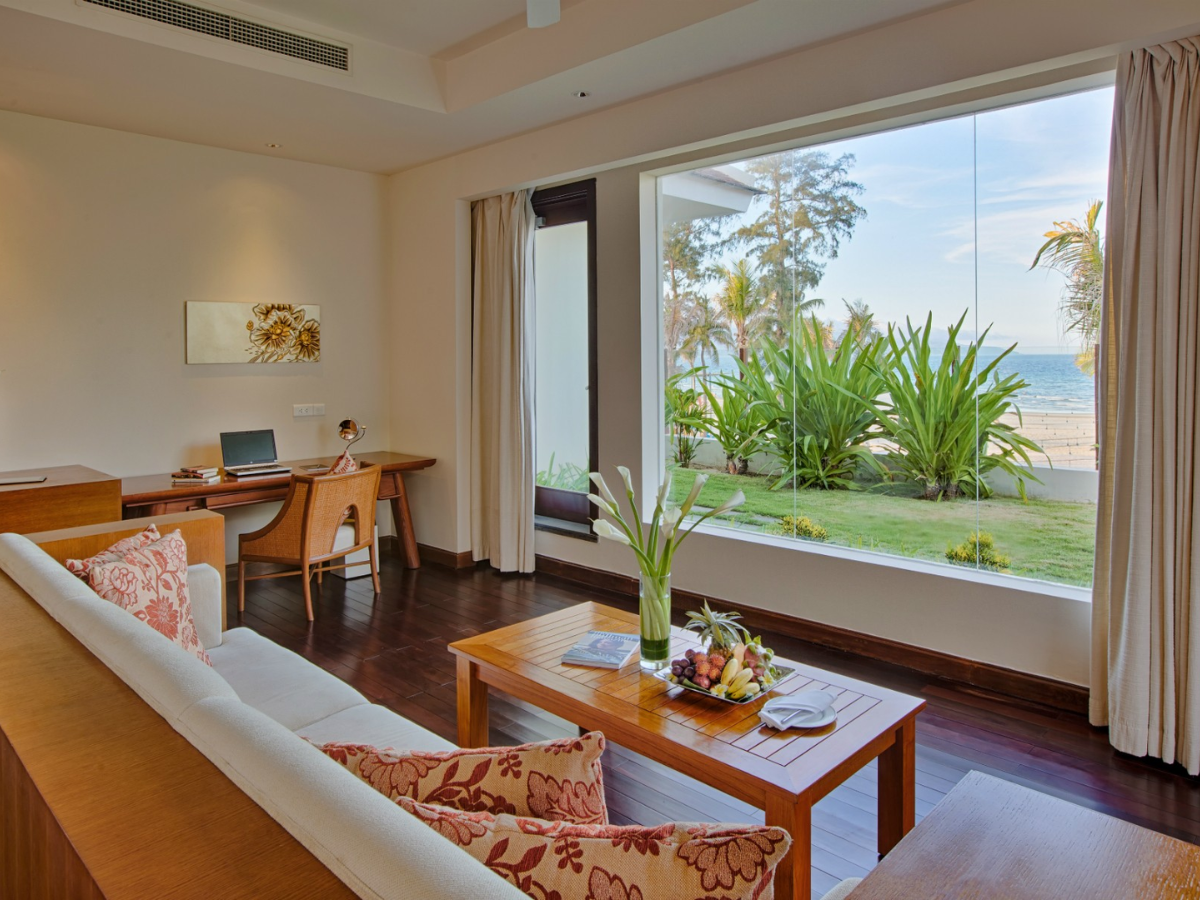 Góc nhìn từ biệt thự sát biển tại Pullman Danang Beach Resort