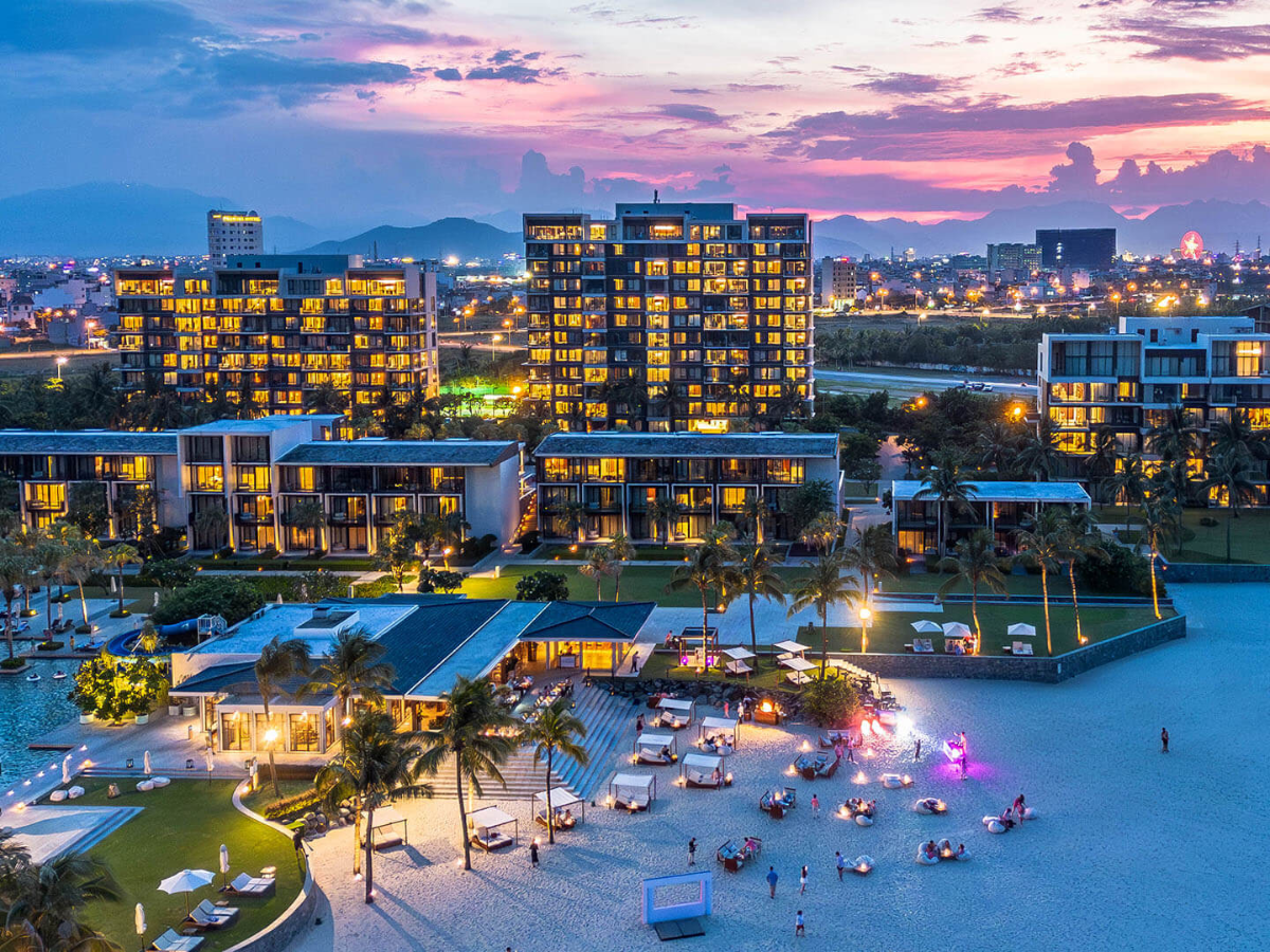 Hyatt Regency Danang Resort and Spa lung linh về đêm.