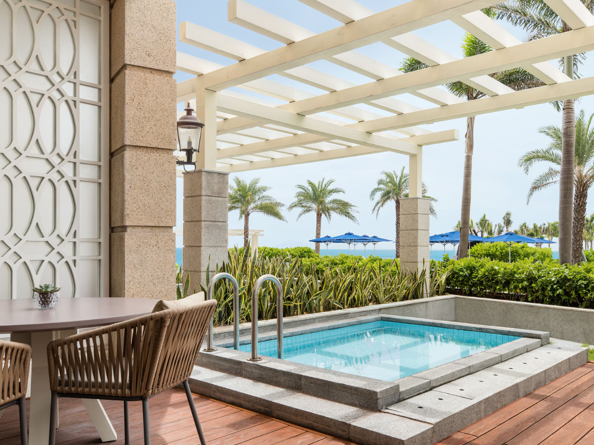 Hồ bơi riêng cho hạng phòng Room Suite. 