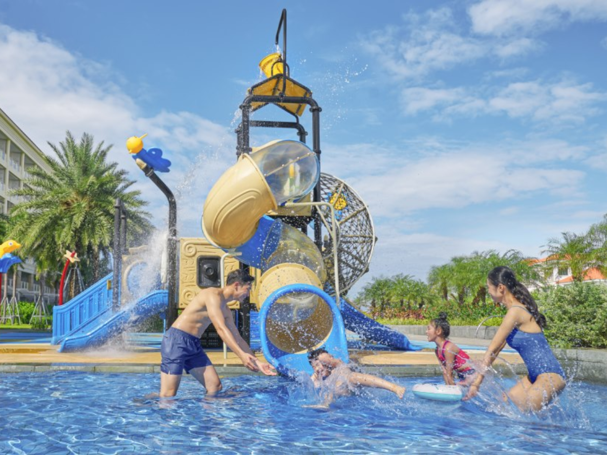Du khách thích thú trải nghiệm hồ bơi tại resort.
