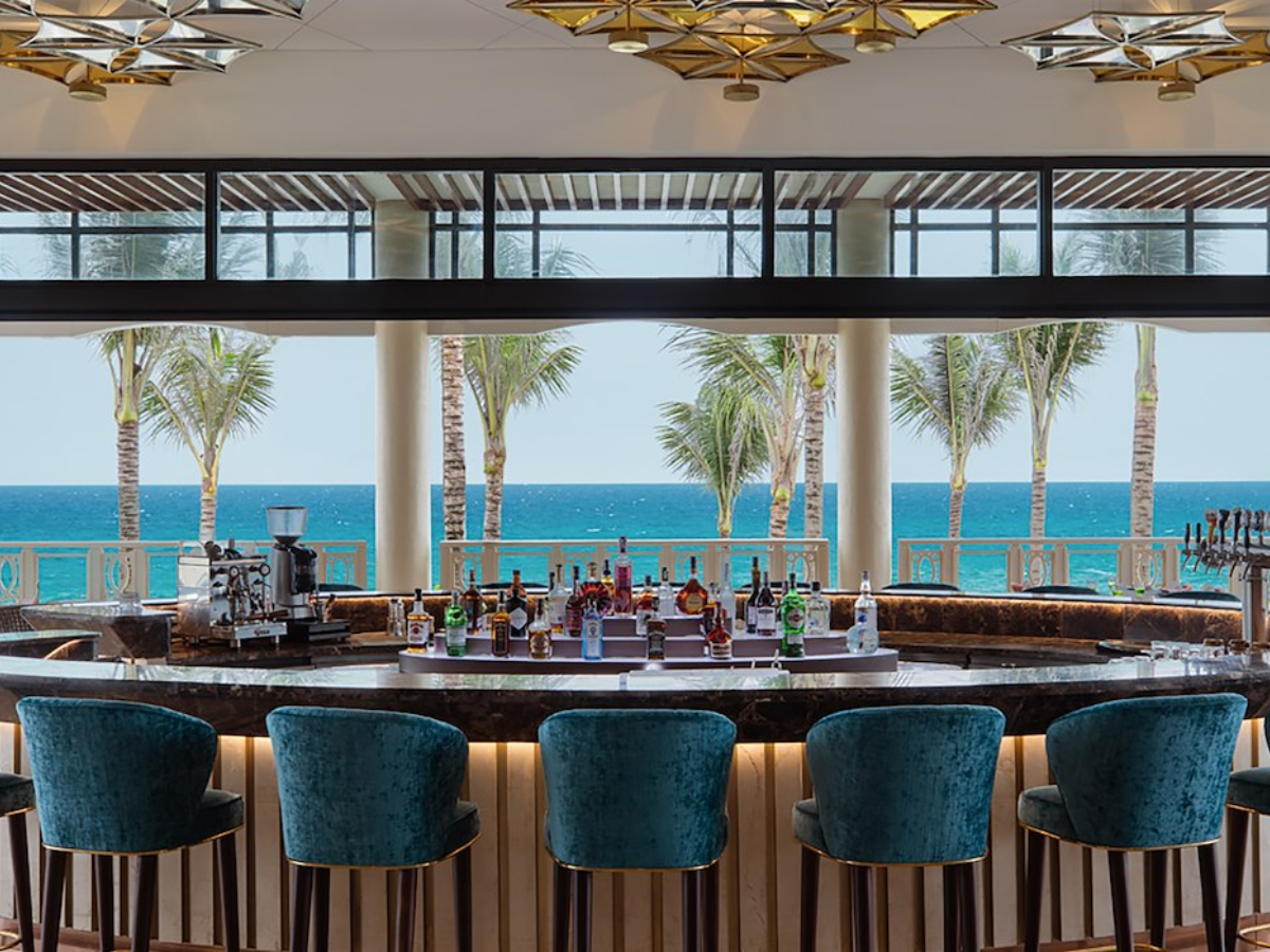 Nhà hàng La Plage view biển nổi bật.