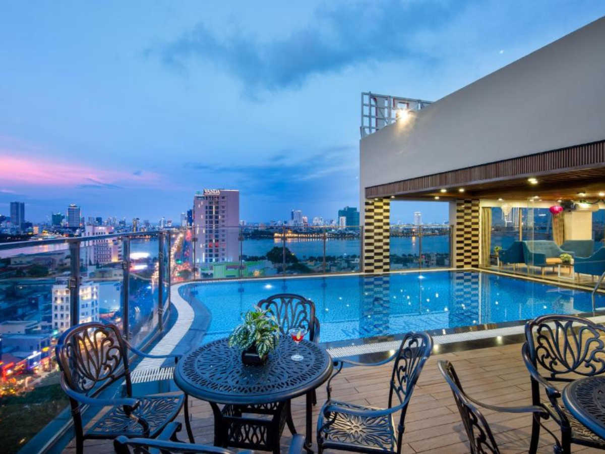 Ngắm toàn cảnh thành phố về đêm trên tầng thượng Mitisa Hotel Danang.