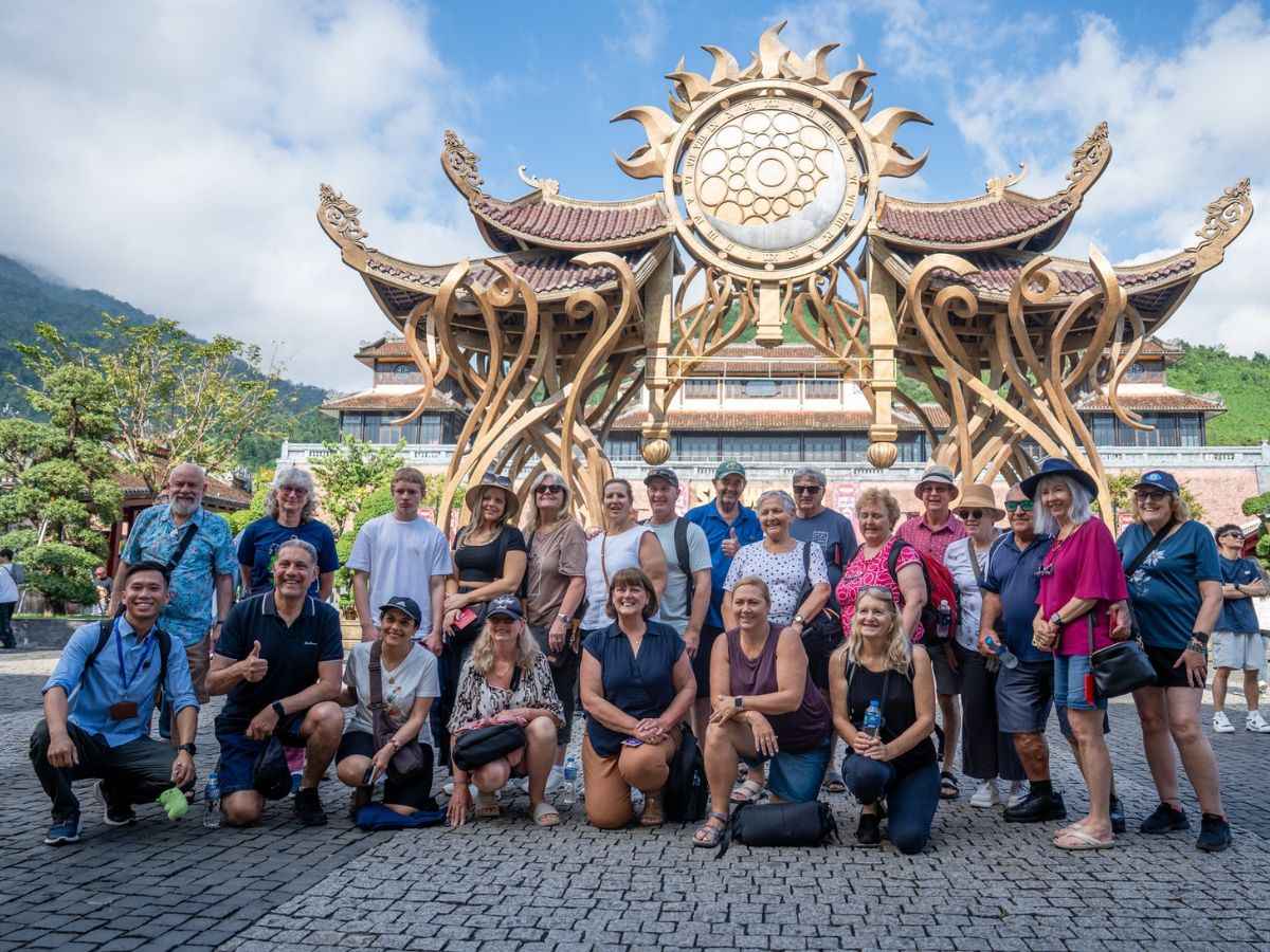 Việc lựa chọn đi theo tour đến Bà Nà Hills mang lại sự tiện lợi tối đa và tối ưu chi phí, nhất là đối với đoàn khách hay người đi lần đầu.