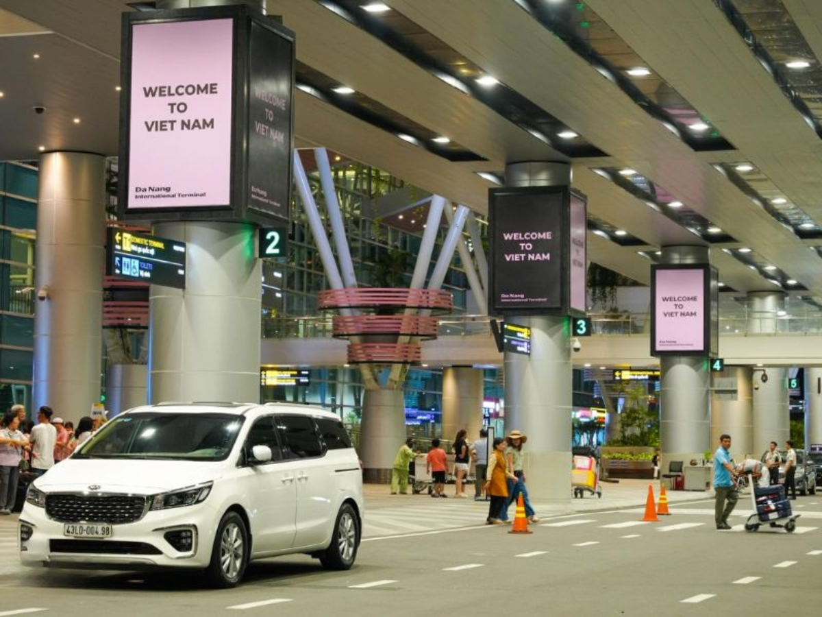 Sân bay quốc tế Đà Nẵng có các xe túc trực sẵn để đưa đón thuận tiện cho du khách.