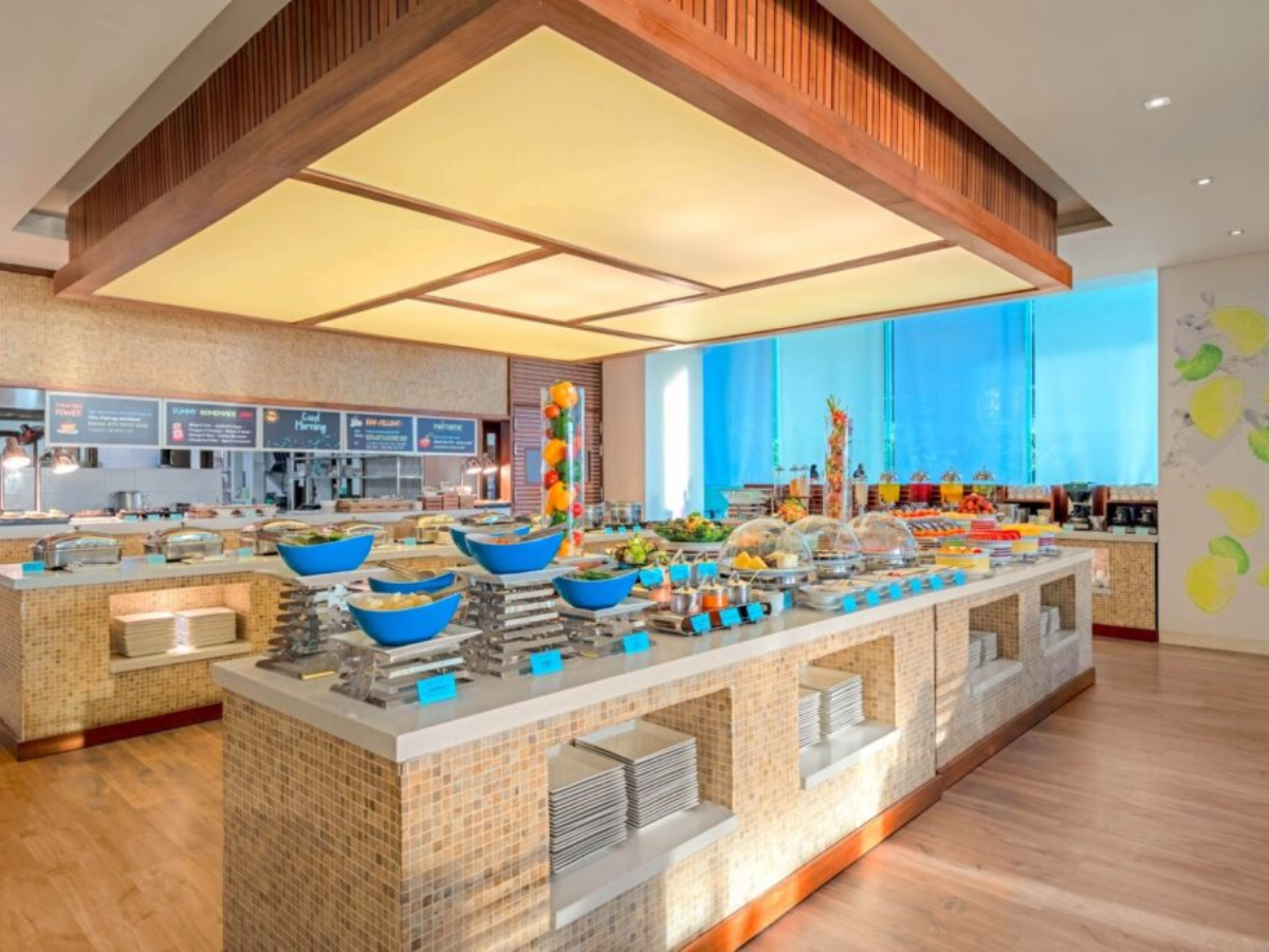 Buffet sáng đa dạng món tại A La Carte Da Nang Beach Hotel.