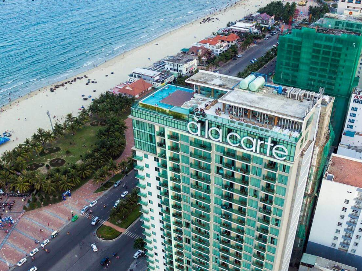 A La Carte Da Nang Beach Hotel nằm ngay sát bờ biển Mỹ Khê.